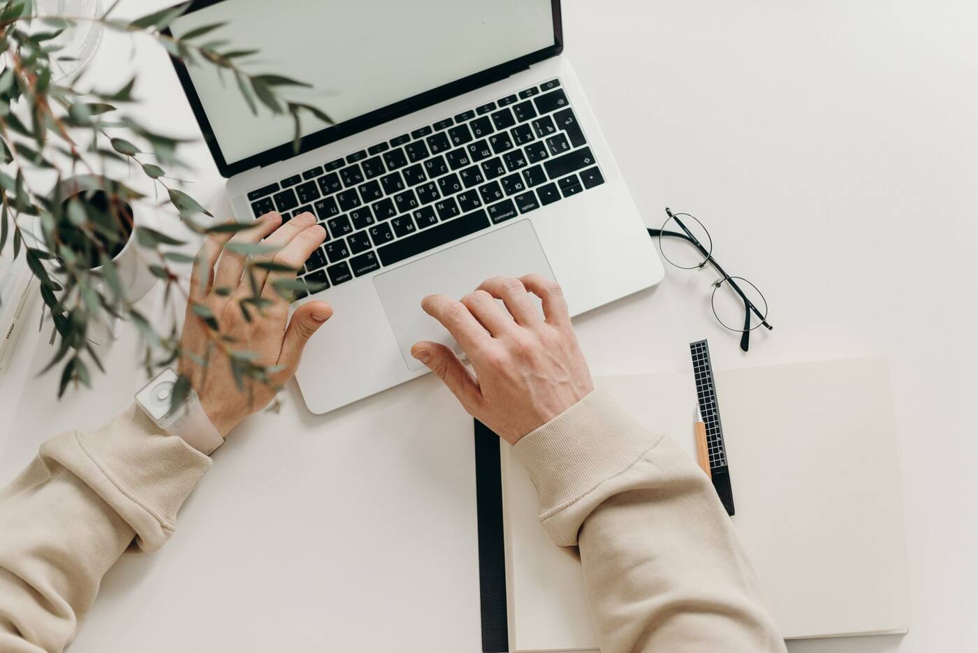 Espacio de trabajo con portatil y material de revision